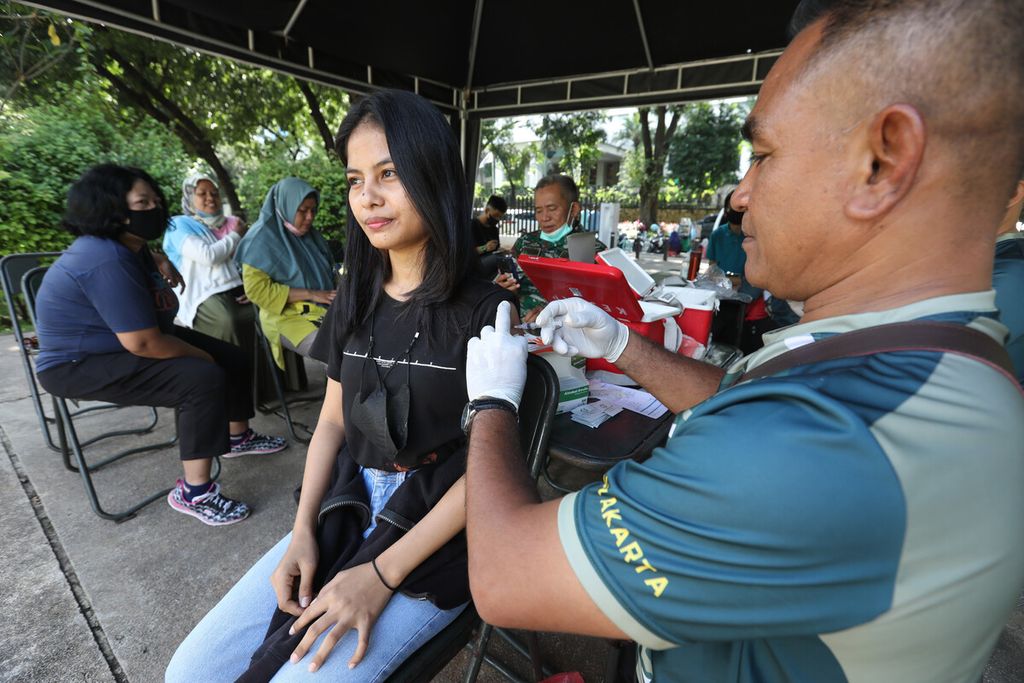 Petugas dari Kesdam Jaya memberikan suntikan vaksinasi Covid-19 di Taman Lapangan Banteng, Jakarta, Jumat (6/1/2023). Vaksinasi Covid-19 berlanjut setelah PPKM dicabut. 