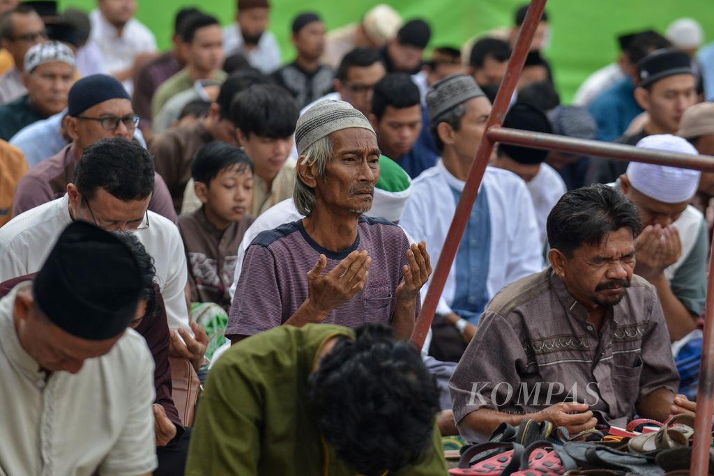 Jemaah berdoa selepas mendengarkan khotbah Idul Fitri di lapangan SMK TU Muhammadiyah Cikampek, Karawang, Jawa Barat, Jumat (21/4/2023).