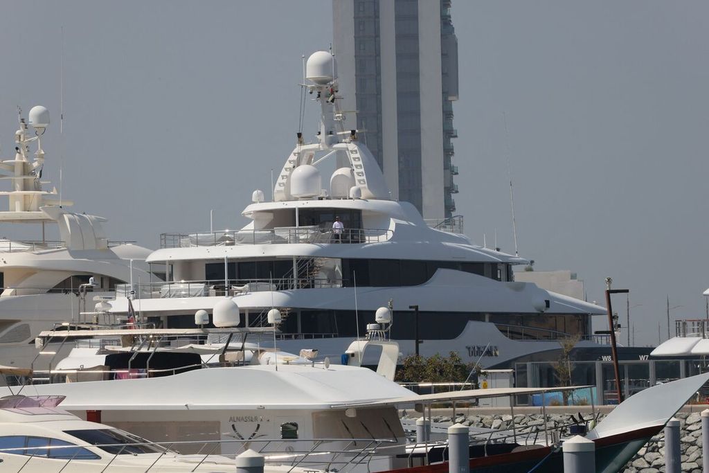 Kapal pesiar The Titan milik pengusaha Rusia, Alexander Abramov, berlabuh di Pelabuhan Al-Rashid, Dubai, Uni Emirat Arab, 7 April 2022. 