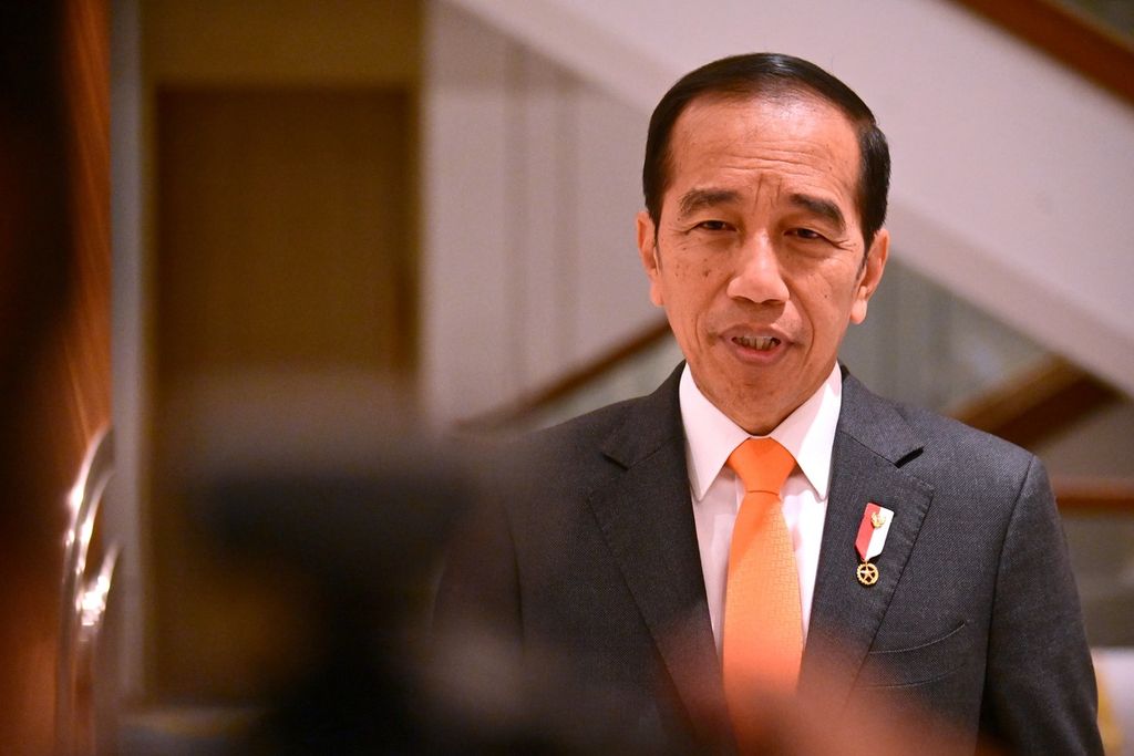 Presiden Joko Widodo memberikan keterangan pers di sela-sela kegiatan kunjungan kerjanya di China World Hotel, Beijing, Republik Rakyat Tiongkok, pada Senin malam, 16 Oktober 2023.