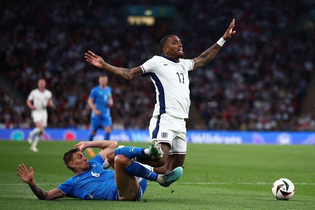 Penyerang Inggris, Ivan Toney, dijatuhkan bek Eslandia, Daniel Leo Gretarsson, dalam pertandingan uji coba antara Inggris dan Eslandia di Stadion Wembley, London, Inggris, Sabtu (8/6/2024) dini hari WIB.  