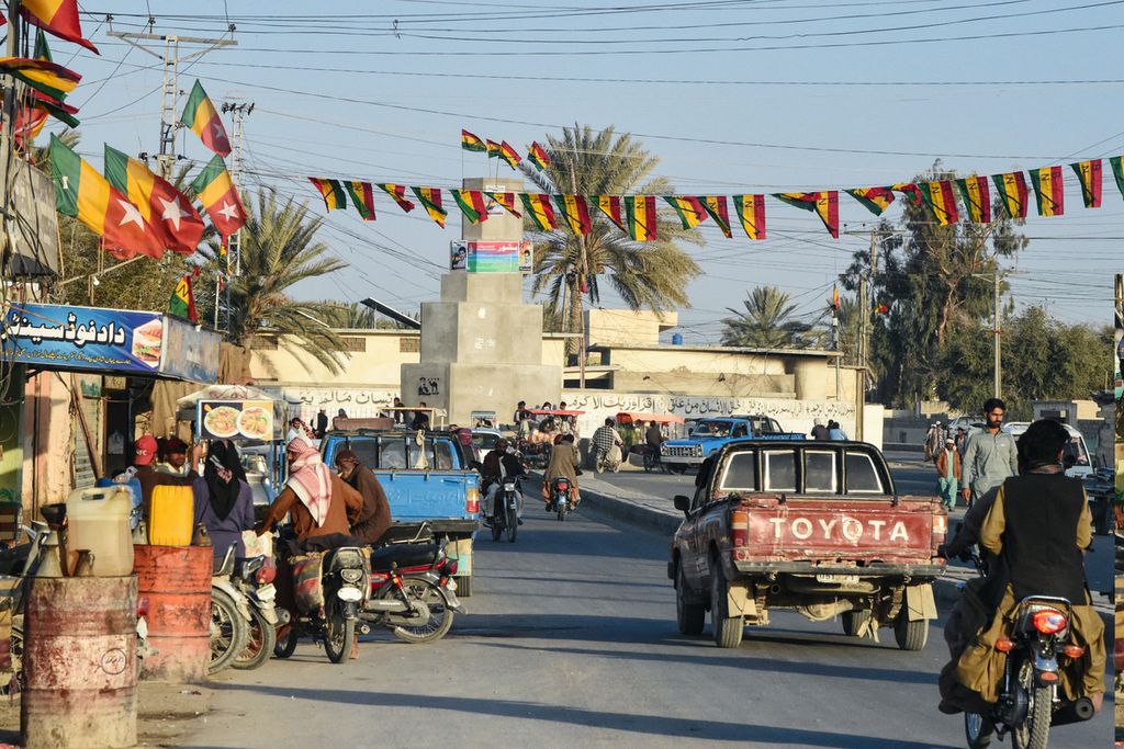 Para komuter berkendara di sepanjang jalan di Distrik Panjgur di Provinsi Baluchistan, Rabu (17/1/2024). Pakistan menarik duta besarnya dari Iran pada Rabu (17/1/2024) dan melarang utusan Teheran untuk kembali ke Islamabad setelah serangan udara Iran menewaskan dua anak di barat negara itu pada Selasa (16/1/2024).