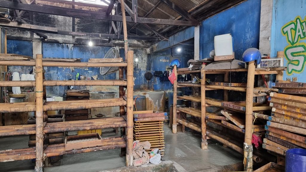 Salah satu pabrik pembuatan Tahu Cibuntu yang kosong di Jalan Aki Padma, Babakan Ciparay, Kota Bandung, Jawa Barat, Senin (21/2/2022).