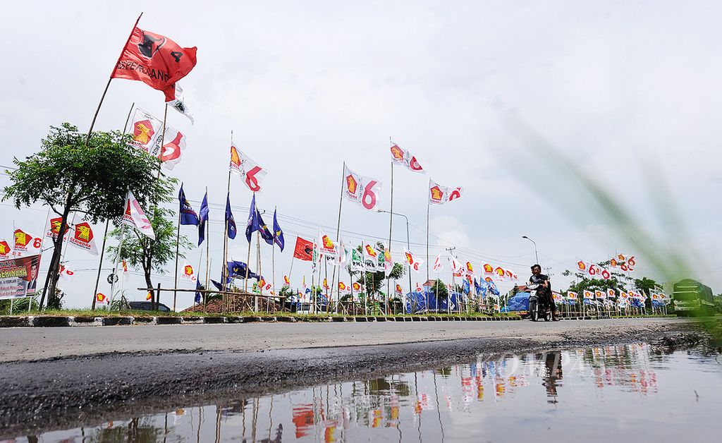 Ratusan bendera partai politik terpasang di pinggir jalan di kawasan Karangrejo, Kabupaten Demak, Jawa Tengah, Sabtu (8/2). Menjelang pemilu partai politik melakukan sosialisasi salah satunya pemasangan bendera partai secara masif di berbagai sudut kota. 