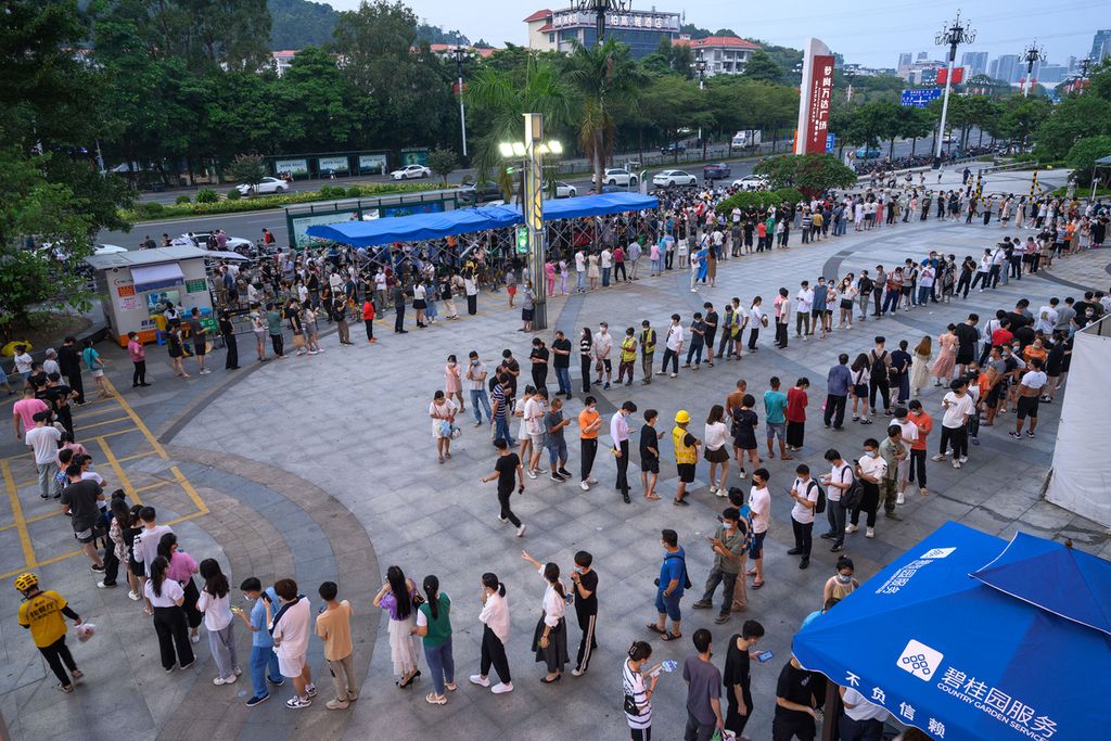 Penduduk mengantre untuk menjalani tes Covid-19 di pusat pengujian di Guangzhou, Provinsi Guangdong, China, 31 Juli 2022. 