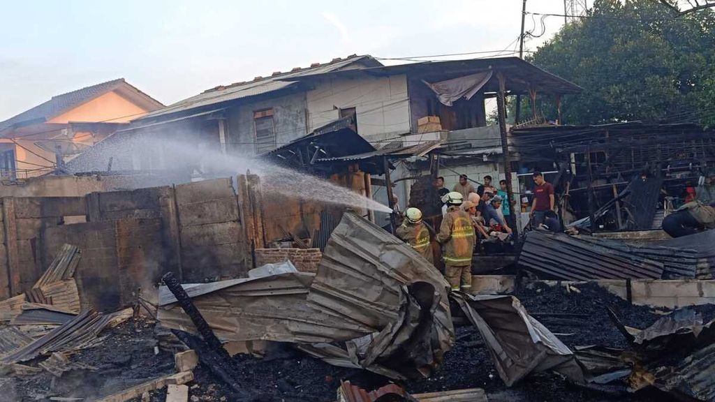 Pemadaman kebakaran di perumahan warga di kawasan sekitar Jalan Swadaya, Kelurahan Jatinegara, Kecamatan Cakung, Jakarta Timur, Senin (29/8/2022) pagi. Sebanyak 40 rumah semipermanen terbakar karena dugaan korsleting listrik.