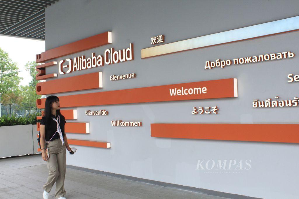 Sejumlah ucapan selamat datang dari sejumlah negara terpampang di salah satu sudut Kampus Alibaba Cloud di Kota Hangzhou, Provinsi Zhejiang, China, Selasa (26/9/2023). Alibaba Cloud merupakan perusahaan teknologi digital yang menyediakan jasa layanan komputasi awan. Alibaba Cloud turut mendukung penyelenggaraan Asian Games Hangzhou 2022.