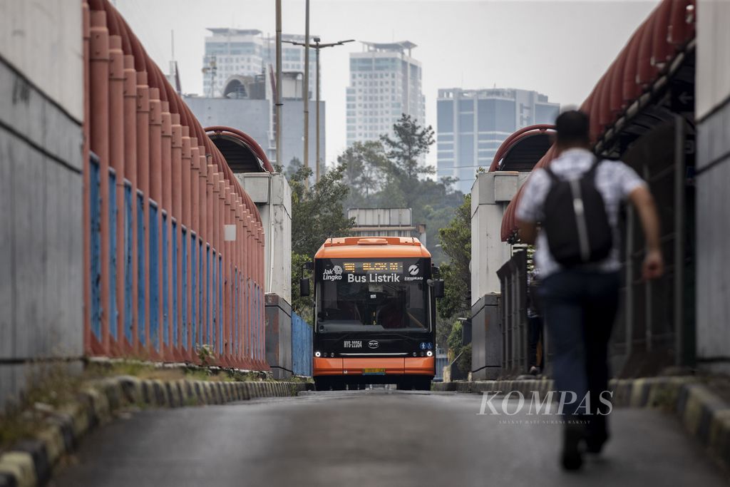 Calon penumpang berlari mengejar bus Transjakarta di Terminal Blok M, Jakarta Selatan, Selasa (22/8/2023).