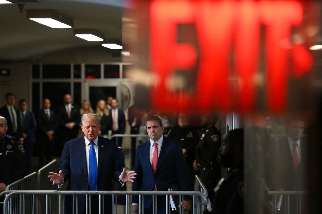 Mantan Presiden Amerika Serikat Donald Trump (kiri) dan pengacaranya,  Todd Blanche, meninggalkan pengadilan Manhattan, New York, pada Senin (22/4/2024).