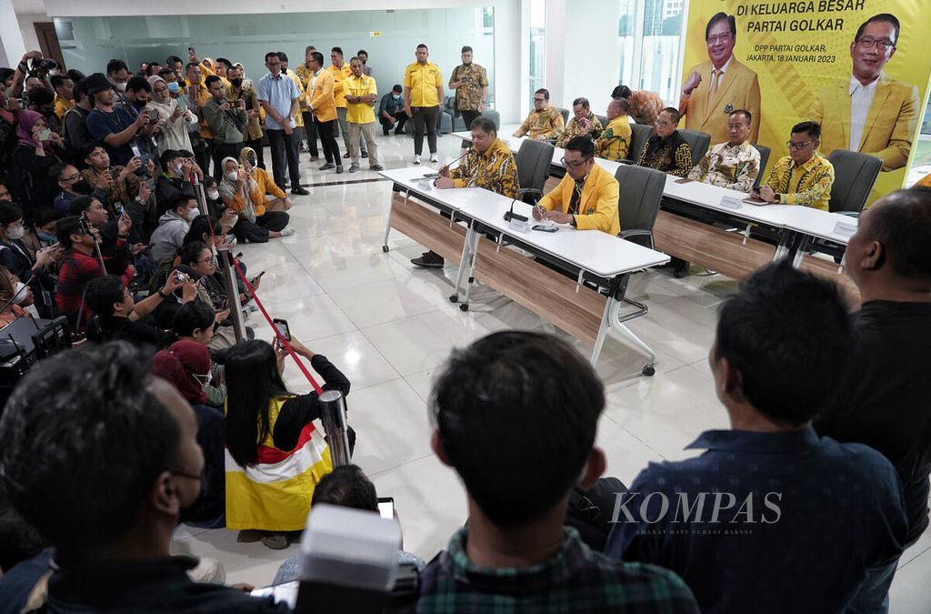 Suasana saat Ketua Umum Partai Golkar Airlangga Hartarto (kiri) bersama Gubernur Jawa Barat Ridwan Kamil dan jajaran pimpinan partai tersebut menggelar konferensi pers di Kantor DPP Partai Golkar, Slipi, Jakarta, Rabu (18/1/2023). 