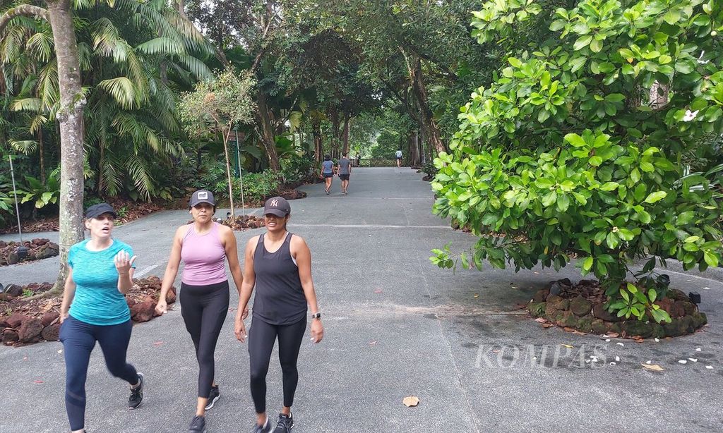 Warga berolahraga pagi di Taman Botani Singapura (Singapore Botanic Gardens) di Singapura, Rabu (21/9/2022). Berolahraga bisa menjadi sarana untuk memunculkan motivasi pada diri.