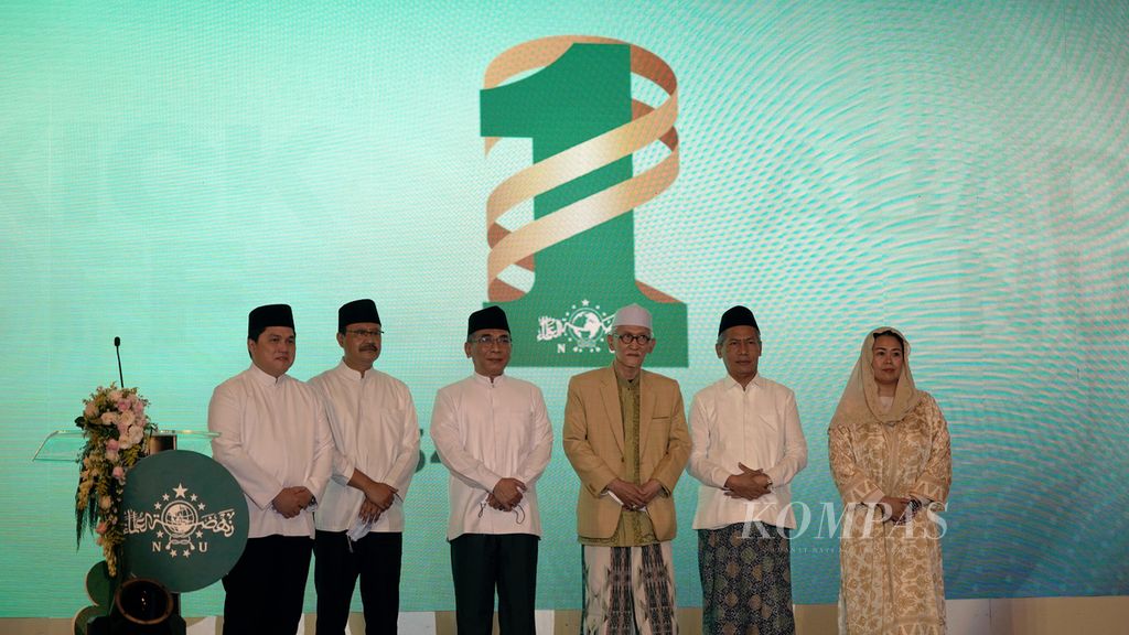 Chief Steering Officer Erick Thohir, Secretary General of the Nahdlatul Ulama (PBNU) Executive Board Syaifullah Yusuf, PBNU General Chairperson KH Yahya Cholil Staquf, PBNU Rais Aam KH Miftachul Akhyar, PBNU Katib Aam KH Ahmad Said Asrori and Chair of the Organizing Committee Yenny Wahid (from left to right) take a group photo in front of the logo at the beginning of the Nahdlatul Ulama One Century commemoration at the Sultan Hotel, Jakarta, Monday (20/6/2022).