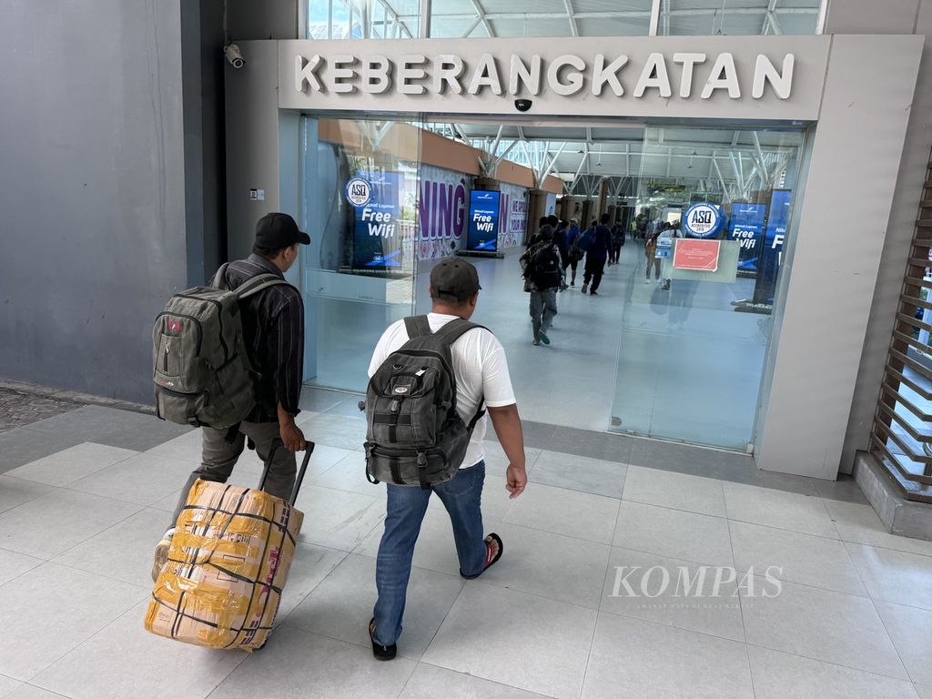 Calon penumpang memasuki pintu keberangkatan Bandara Internasional Lombok, Nusa Tenggara Barat, Rabu (20/4/2024). Pada Lebaran 2024, Bandara Lombok diprediksikan akan melayani 135.119 penumpang.