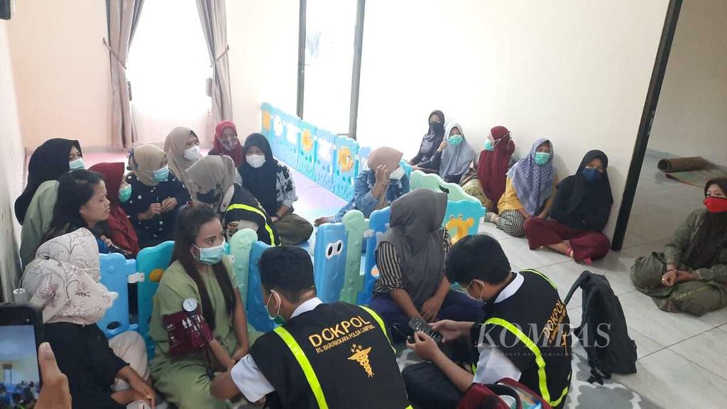 Sebanyak 24 korban dugaan kasus tindak pidana perdagangan orang mendapat pelayanan kesehatan dari tim bidang kesehatan Polda Lampung, Jumat (9/6/2023). Saat ini, para korban sudah dipindahkan ke ruangan Subdit IV Renakta Polda Lampung.