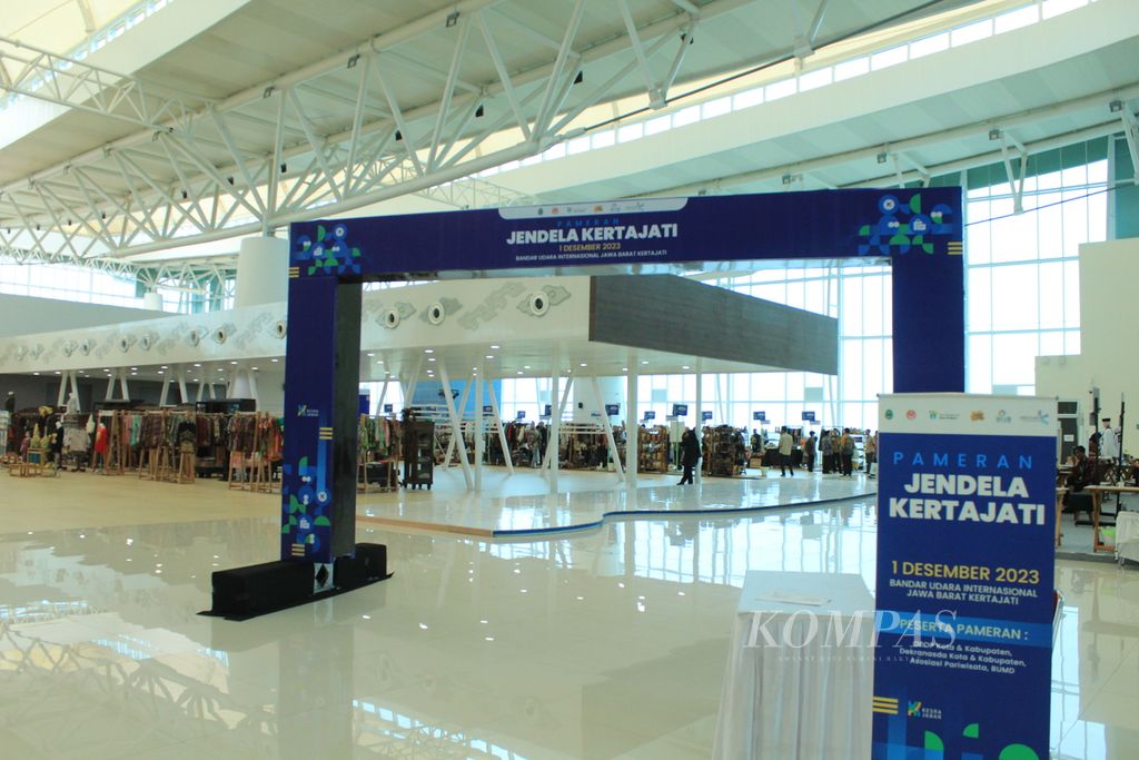 The atmosphere of the Kertajati Window Exhibition at the West Java International Airport Kertajati in Majalengka Regency, Friday (1/12/2023). The one-day exhibition presented various typical products from the West Java region. The event was an effort to increase public interest in using the Kertajati Airport.