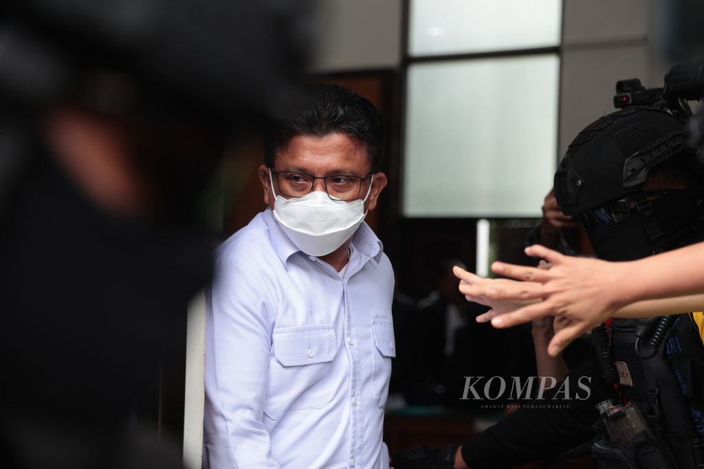 Terdakwa kasus pembunuhan Nofriansyah Yosua Hutabarat atau Brigadir J Ferdy Sambo seusai menjalani sidang pembacaan tuntutan di Pengadilan Negeri Jakarta Selatan, Selasa (17/1/2023). Ferdy Sambo dituntut hukuman seumur hidup oleh jaksa penuntut umum. 