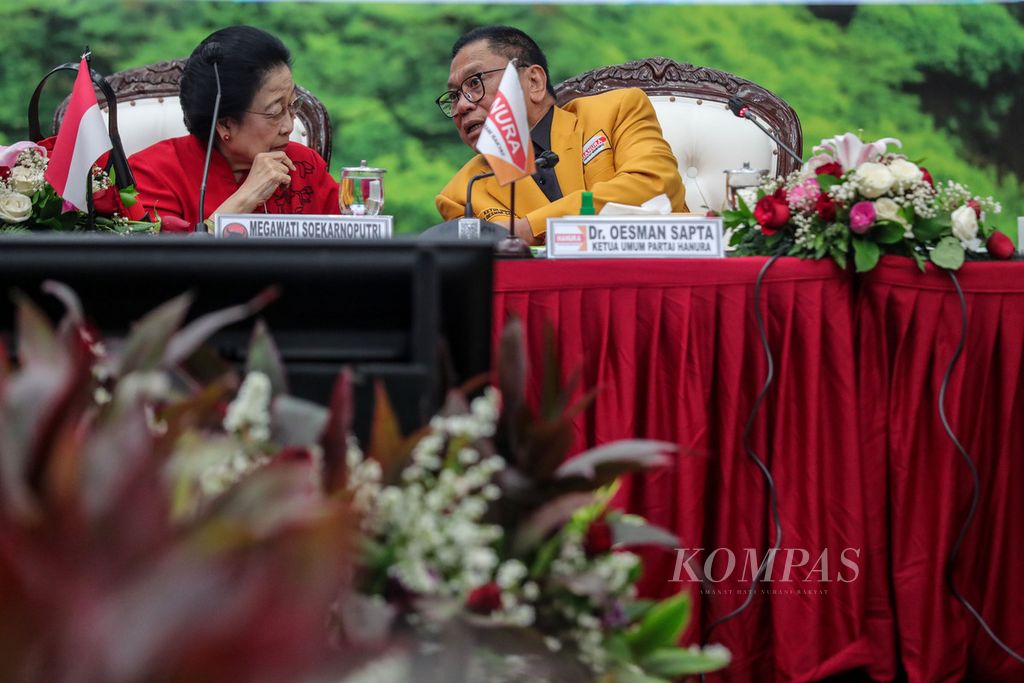 Ketua Umum Partai Hanura Oesman Sapta (kanan) berbincang dengan Ketua Umum PDI-P Megawati Soekarnoputri di tengah acara Silaturahmi dan Kerja sama Partai Politik di Kantor DPP PDI-P, Jakarta, Senin (28/8/2023). Partai Hanura resmi menyatakan dukungan kepada bakal calon presiden dari PDI-P Ganjar Pranowo di Pemilu 2024. Dalam pertemuan tersebut Partai Hanura dan PDI-P membahas kerja sama politik untuk Pemilu 2024. 