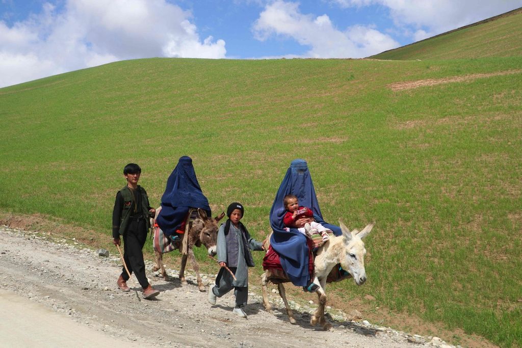 Perempuan Afghanistan dan anaknya di Distrik Argo, Badakshan, pada 1 Mei 2024.