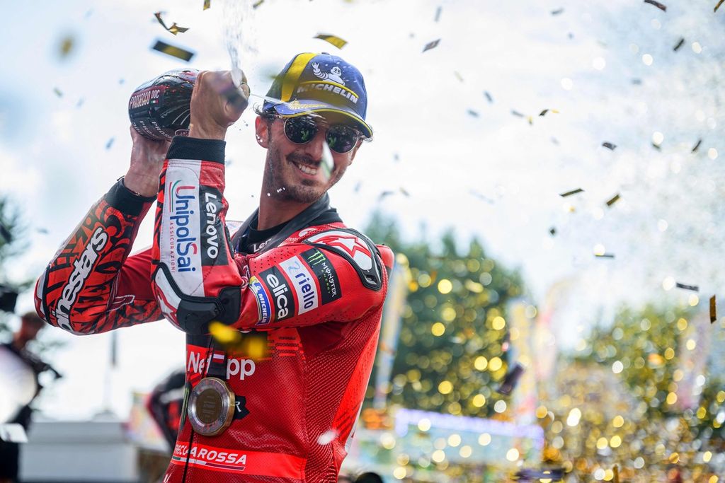 Pebalap tim Ducati, Francesco Bagnaia, merayakan keberhasilannya memenangi balapan sprint MotoGP seri Austria di Sirkuit Red Bull Ring, Spielberg, Austria, Sabtu (17/8/2024).