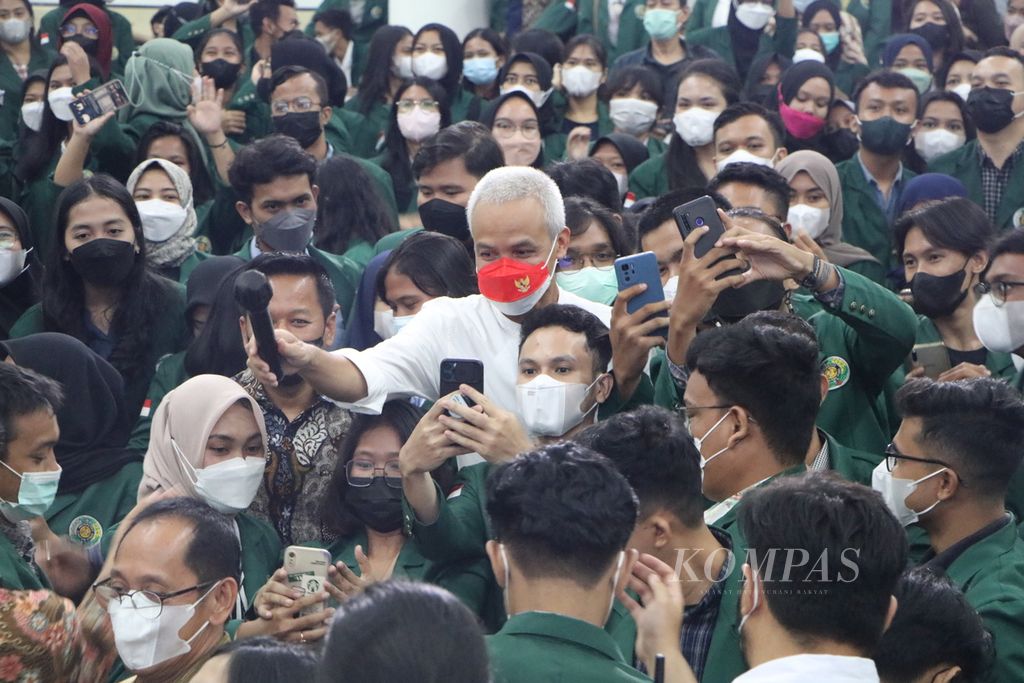Gubernur Jawa Tengah Ganjar Pranowo berfoto bersama mahasiswa usai memberikan kuliah umum di Auditorium Universitas Sumatera Utara, Medan (8/4/2022). 