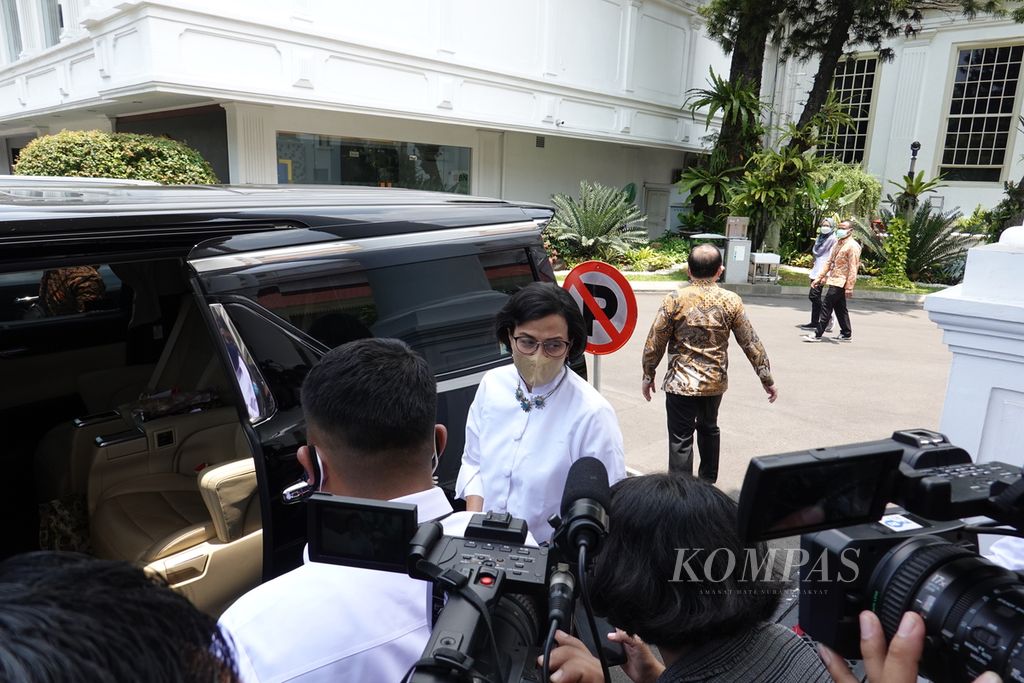 Menteri Keuangan Sri Mulyani memberi keterangan kepada wartawan seusai mengikuti rapat yang dipimpin Presiden Joko Widodo di Istana Kepresidenan Jakarta, Senin (3/10/2022). Pemerintah Indonesia bersiap menghadapi kondisi ekonomi yang kurang menggembirakan. 