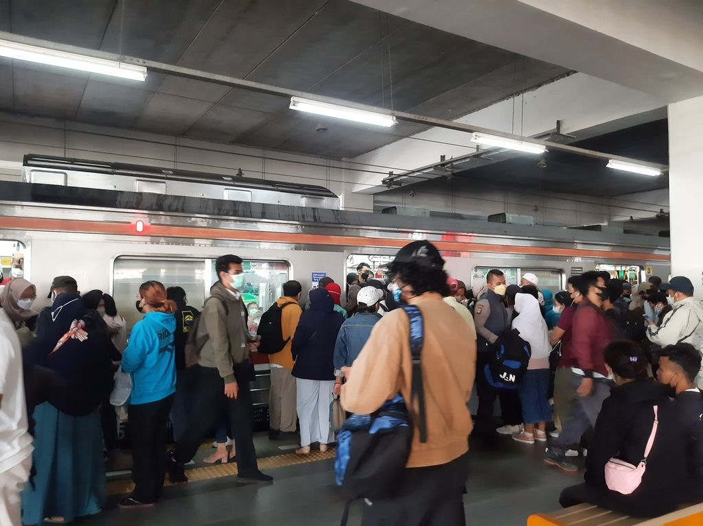 Antrean penumpang untuk memasuki kereta komuter tujuan Tanah Abang di Stasiun Manggarai, Tebet, Jakarta Selatan, Selasa (14/3/2023).
