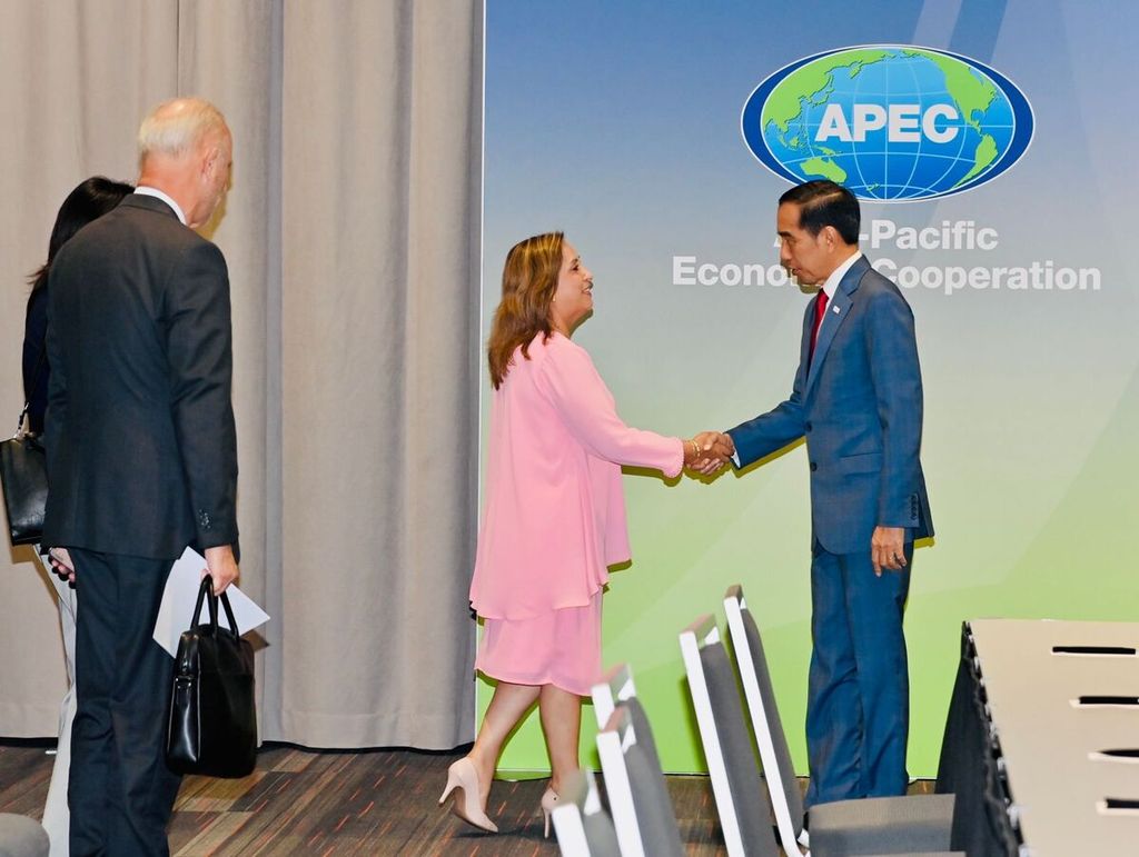 Presiden Joko Widodo menggelar pertemuan bilateral dengan Presiden Peru Dina Boluarte di Moscone Center, San Francisco, Amerika Serikat, Kamis (16/11/2023). Kepala Negara menyampaikan komitmen Indonesia untuk mendukung keketuaan Peru dalam APEC 2024.