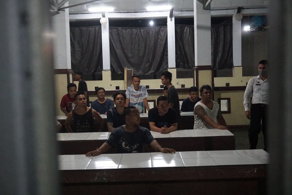 Penghuni Rumah Tahanan Kelas II A Manado, Sulawesi Utara, mengantre untuk mengikuti tes urine dalam inspeksi mendadak, Rabu (7/4/2021). Setidaknya 79 orang diminta mengikuti tes urine untuk uji narkoba dan semuanya menunjukkan hasil negatif.