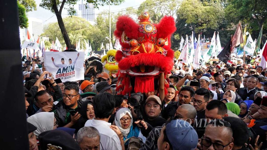 Suasana para pendukung pasangan bakal calon presiden dan  wakil presiden Anies Baswedan dan Muhaimin Iskandar memadati bagian luar pagar kantor Komisi Pemilihan Umum, Jakarta, Kamis (19/10/2023).