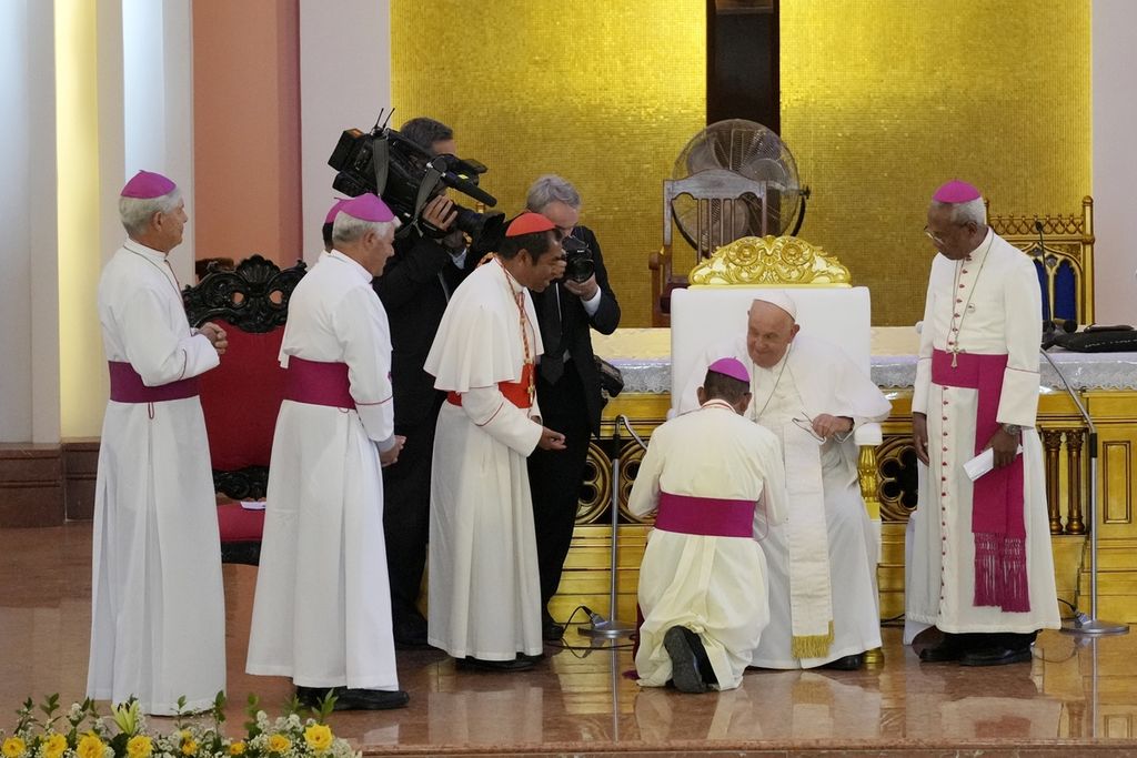 Paus Fransiskus menyapa para uskup di Katedral Santa Perawan Maria Dikandung Tanpa Noda di Dili, Timor Leste, Selasa, 10 September 2024. 