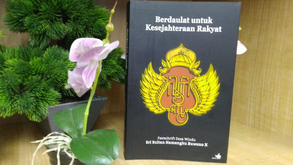 Halaman muka buku berjudul <i>Berdaulat untuk Kesejahteraan Rakyat: Festschrift Dasa Windu Sri Sultan Hamengku Buwono X</i>