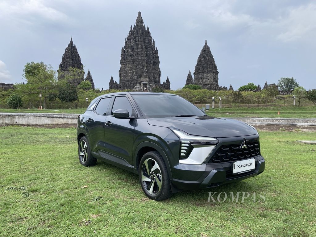 Mitsubishi XForce saat berada di kompleks Candi Prambanan di Yogyakarta, awal Desember 2023.