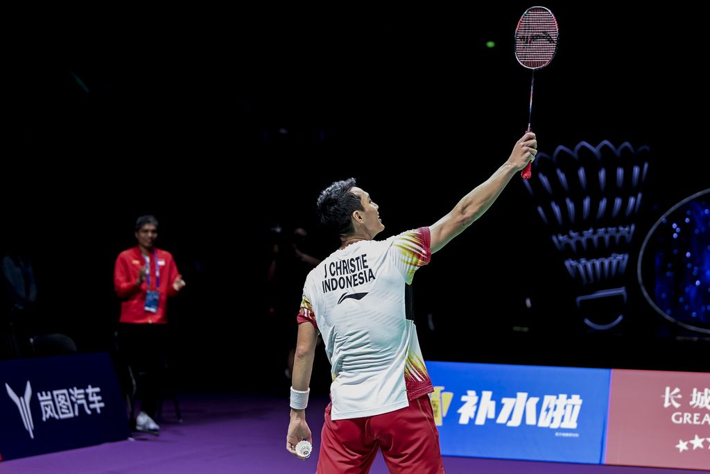 The solo celebration of Indonesia's male badminton player, Jonatan Christie, after winning against China's badminton player, Li Shi Feng, in the 2024 Thomas Cup final in Chengdu, China, on Sunday (5/5/2024). Jonatan won 21-16, 15-21, 21-17.
