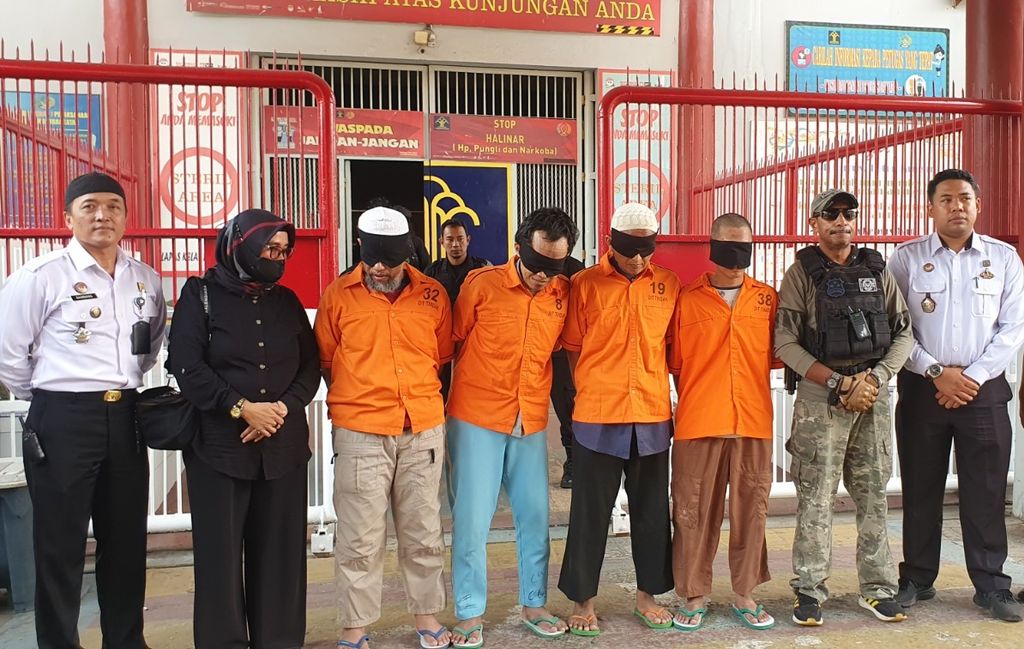 A number of terrorism convicts arrived at the Surabaya Class 1 Prison in Porong District, Sidoarjo, Thursday (7/12/2023).