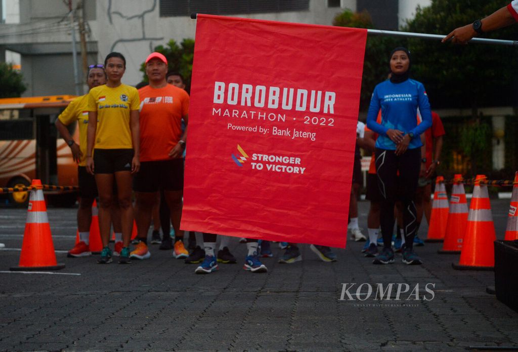 Pelari dari berbagai komunitas mengikuti acara lari sore saat meramaikan peluncuran penyelenggaraan Borobudur Marathon 2022 di Kantor Bank Jateng, Kota Semarang, Jawa Tengah, Minggu (22/5/2022). 