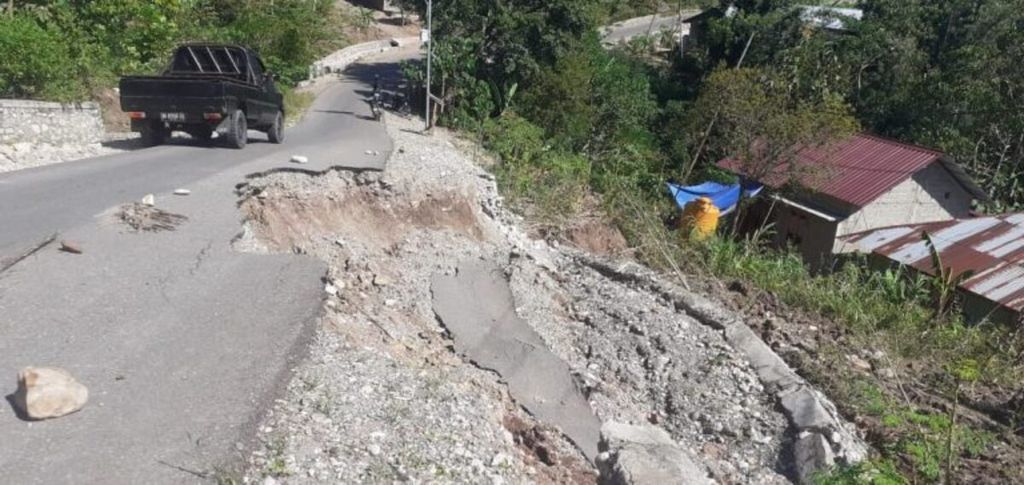 Salah satu ruas jalan di Kecamatan Amarasi, Kabupaten Kupang, Nusa Tenggara Timur, mengalami kerusakan saat badai siklon tropis Seroja menimpa wilayah itu, 3-5 April 2021. 