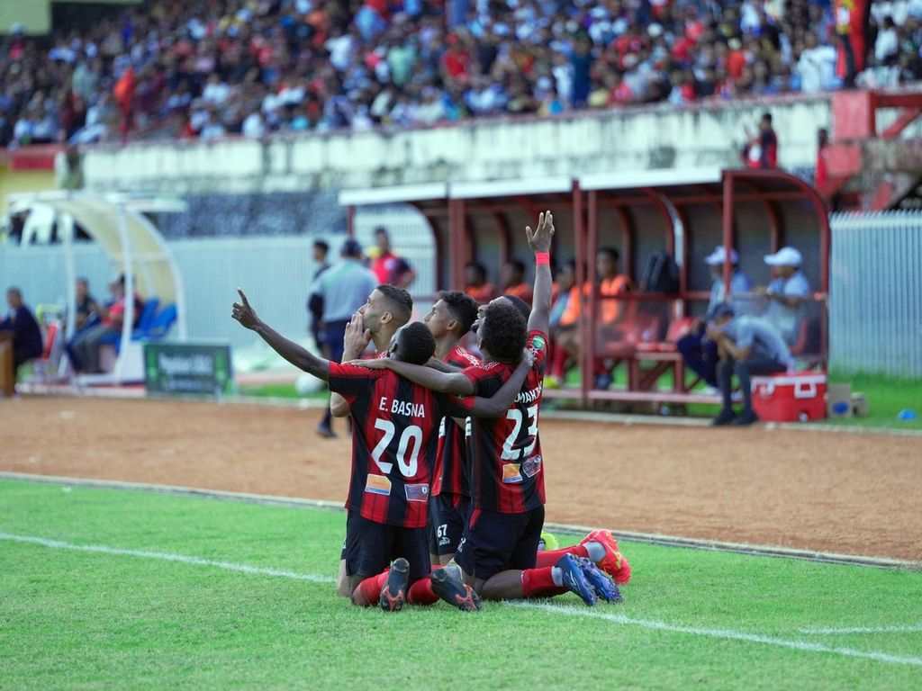 Persipura Jayapura menumbangkan Persewar Waropen, 2-0, di pekan ke-11 babak Grup IV Liga 2 2023/2024 di Stadion Mandala, Jayapura, Papua, Senin (4/12/2023).