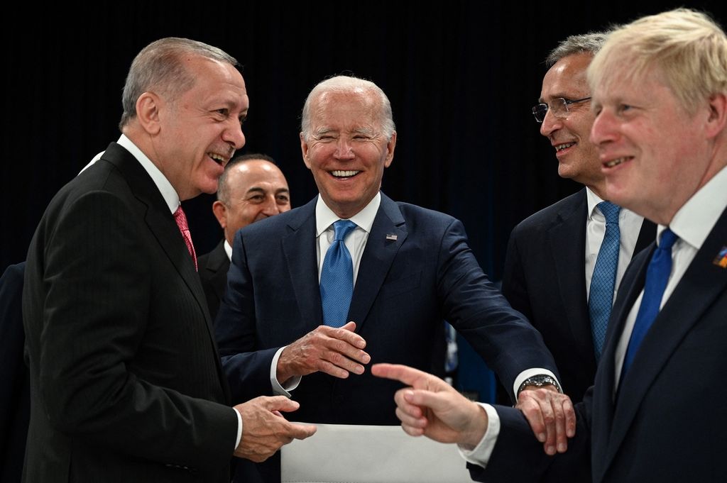 Presiden Turki Recep Tayyip Erdogan (kiri), Presiden AS Joe Biden (tengah), Sekretaris Jenderal NATO Jens Stoltenberg (dua dari kanan), dan Perdana Menteri Inggris Boris Johnson (kanan) terlibat perbincangan seru di sela-sela KTT NATO di Madrid, Rabu (29/6/2022). Negara-negara anggota NATO sepakat untuk meningkatkan sistem pertahanan kolektifnya dengan menaikkan jumlah pasukan reaksi cepat hingga 300.000 orang pada tahun 2023.