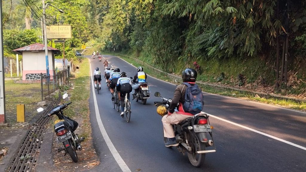 The West Java Province cyclists continue to train ahead of their appearance at the Cycling de Jabar 2024 cycling race on May 25, 2024. The Indonesian Cycling Sports Association of West Java sent 30 athletes to the Cycling de Jabar event, which will cover a distance of 213 kilometers.