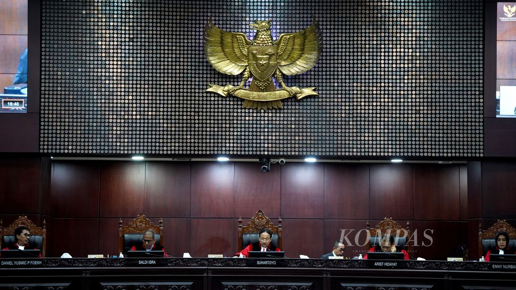 Suasana saat MK menggelar agenda sidang putusan di Mahkamah Konstitusi, Jakarta, Kamis (29/2/2024). Salah satu agenda putusan dalam deretan sidang ini adalah memutuskan menghapus ambang batas parlemen 4 persen. 