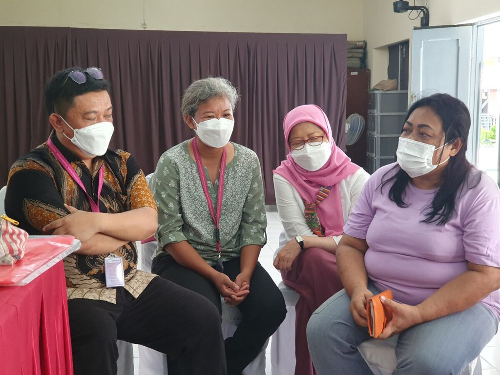 Merry Utami (far right) a woman on death row from Sukoharjo, Central Java, when met by members of the National Commission on Violence against Women (Komnas Perempuan) at Class II A Women's Penitentiary (Lapas) Semarang, Central Java, Thursday (21/12/2022).