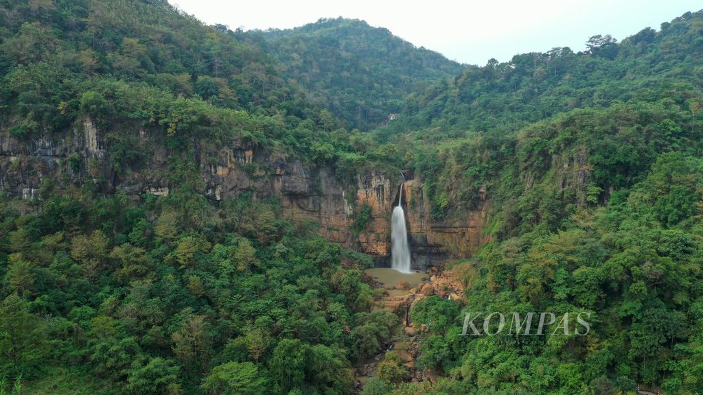 Lanskap Curug Cimarinjung setinggi 60 meter di kawasan Geopark Ciletuh-Palabuhanratu di Kabupaten Sukabumi, Jawa Barat, 4 Agustus 2022. 
