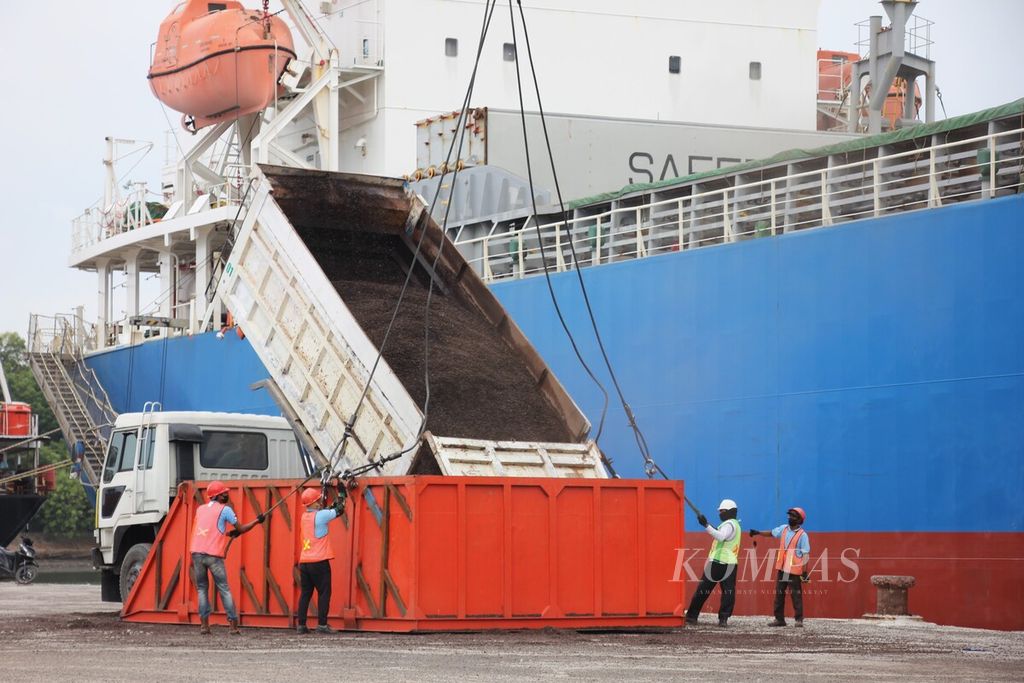 Proses muat cangkang sawit dari truk ke penampung untuk dimasukkan ke kapal di Pelabuhan Krueng Geukueh, Kecamatan Dewantara, Kabupaten Aceh Utara,  Aceh, Selasa (1/8/2023). Cangkang sawit tersebut dijual ke Jepang sebagai bahan bakar.