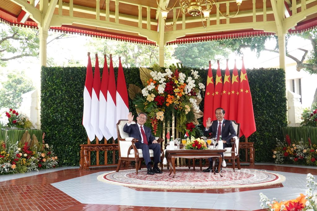 Selesai memperkenalkan delegasi masing-masing, Presiden Joko Widodo mengajak Perdana Menteri China Li Qiang berbincang sejenak di gazebo di halaman belakang Istana Merdeka, Jakarta, sebelum menggelar pertemuan bilateral.