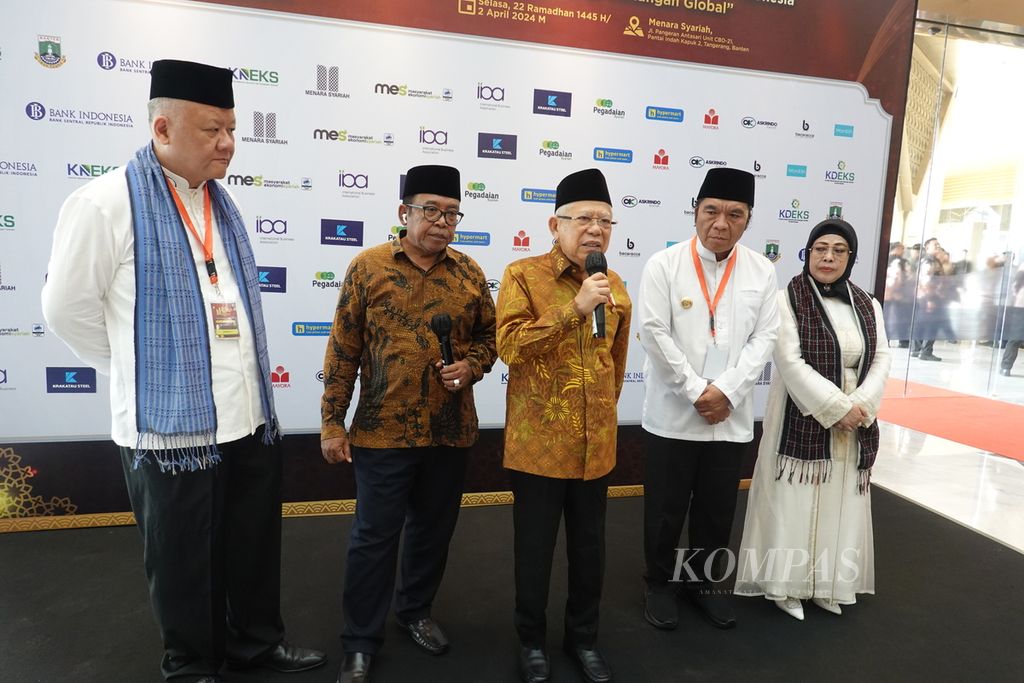 Wakil Presiden Ma'ruf Amin memberikan keterangan pers pada acara pembukaan “Banten Halal Festival Ramadhan: Dari Banten untuk Dunia” di Menara Syariah, Tangerang, Banten, Selasa (2/4/2024). 
