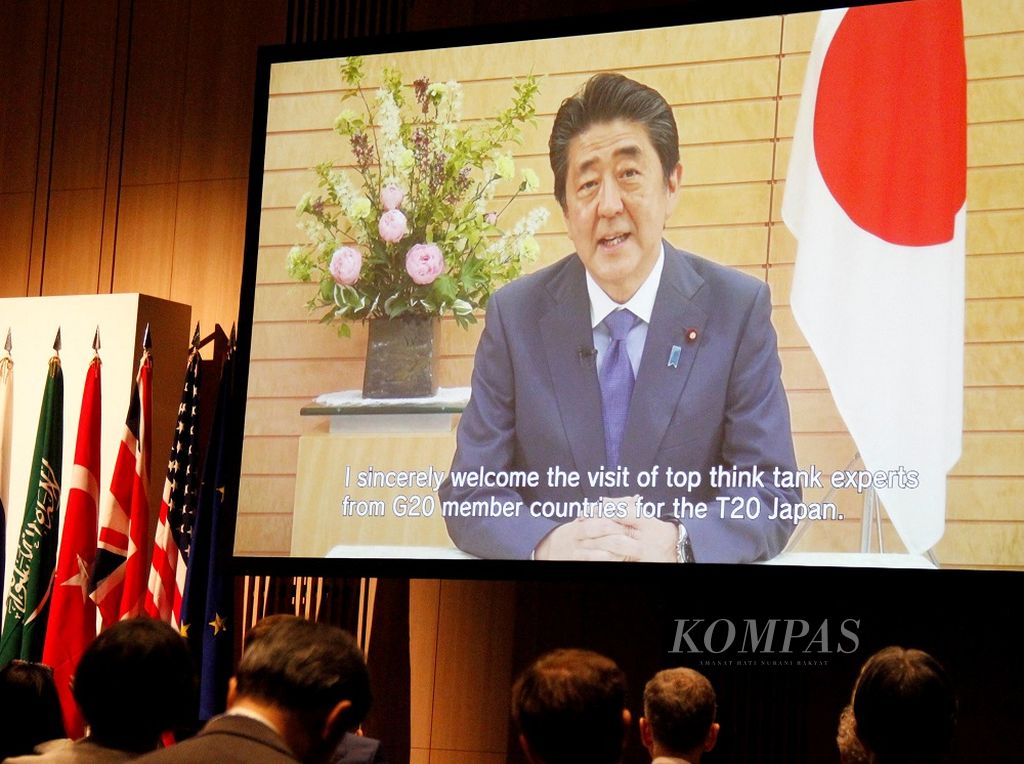 Rekaman pidato Perdana Menteri Jepang, Shinzo Abe, ditayangkan dalam pembukaan forum T-20, Minggu (26/5/2019), di Tokyo, Jepang. T-20 merupakan forum lembaga kajian dari negara-negara anggota G20. Forum T20 salah satu kegiatan pendahuluan menjelang konferensi tingkat tinggi G20 di Osaka, Jepang pada 28-29 Juni 2019.