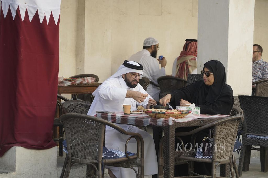 Warga Doha, Qatar, menyantap makan pagi di restoran Bandar Aden yang berada di Souq Waqif, pada bulan Desember 2022 lalu. 