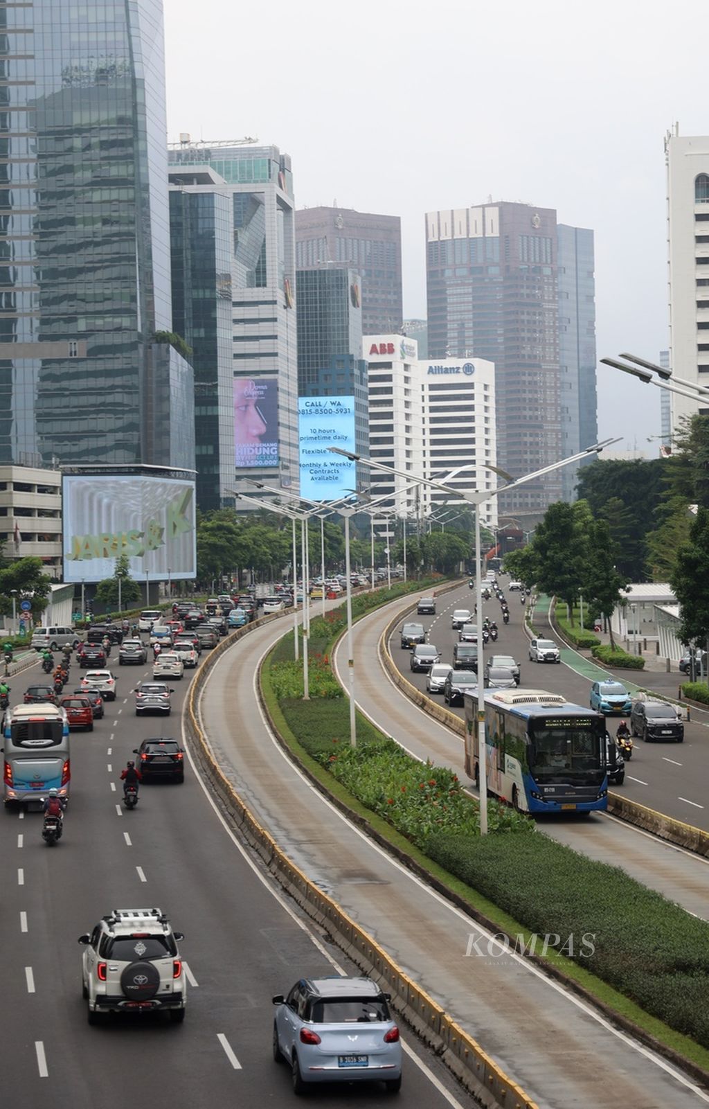 Gedung-gedung pencakar langit menyesaki sepanjang Jalan Jendral Sudirman, Jakarta, Kamis (14/3/2024).
