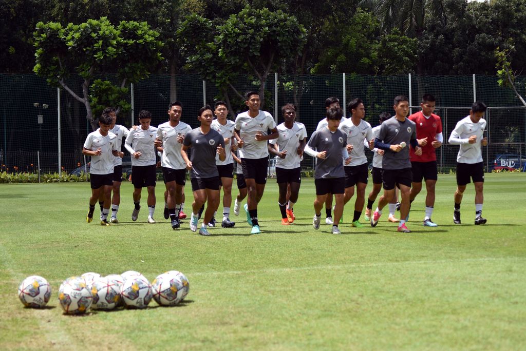 Para tim sepak bola Indonesia U-20 melakukan pemanasan sebelum latihan di Lapangan A Kompleks Gelora Bung Karno, Senayan, Jakarta, Senin (20/2/2023). Latihan itu untuk persiapan Piala Asia U-20. 