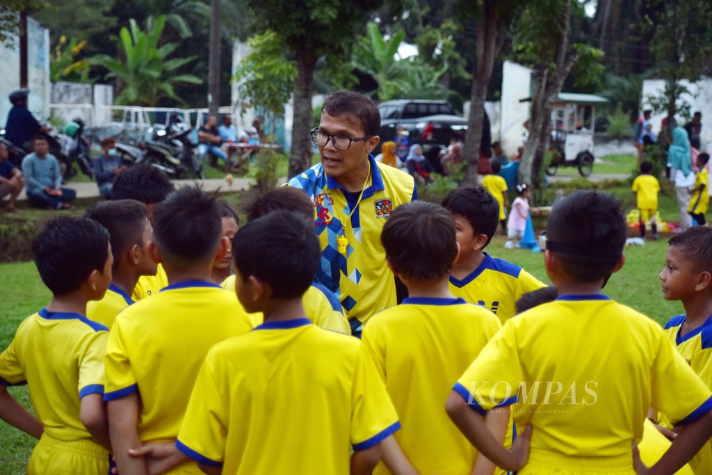 Kepala Pelatih Akademi Sepak Bola Utamasia Donny Fernando Siregar memberikan pengarahan kepada anak muridnya usai latihan di Lapangan Boca Junior, Jalan Karya Jaya, Medan Johor, Kota Medan, Sumatera Utara, Selasa (18/7/2023). 